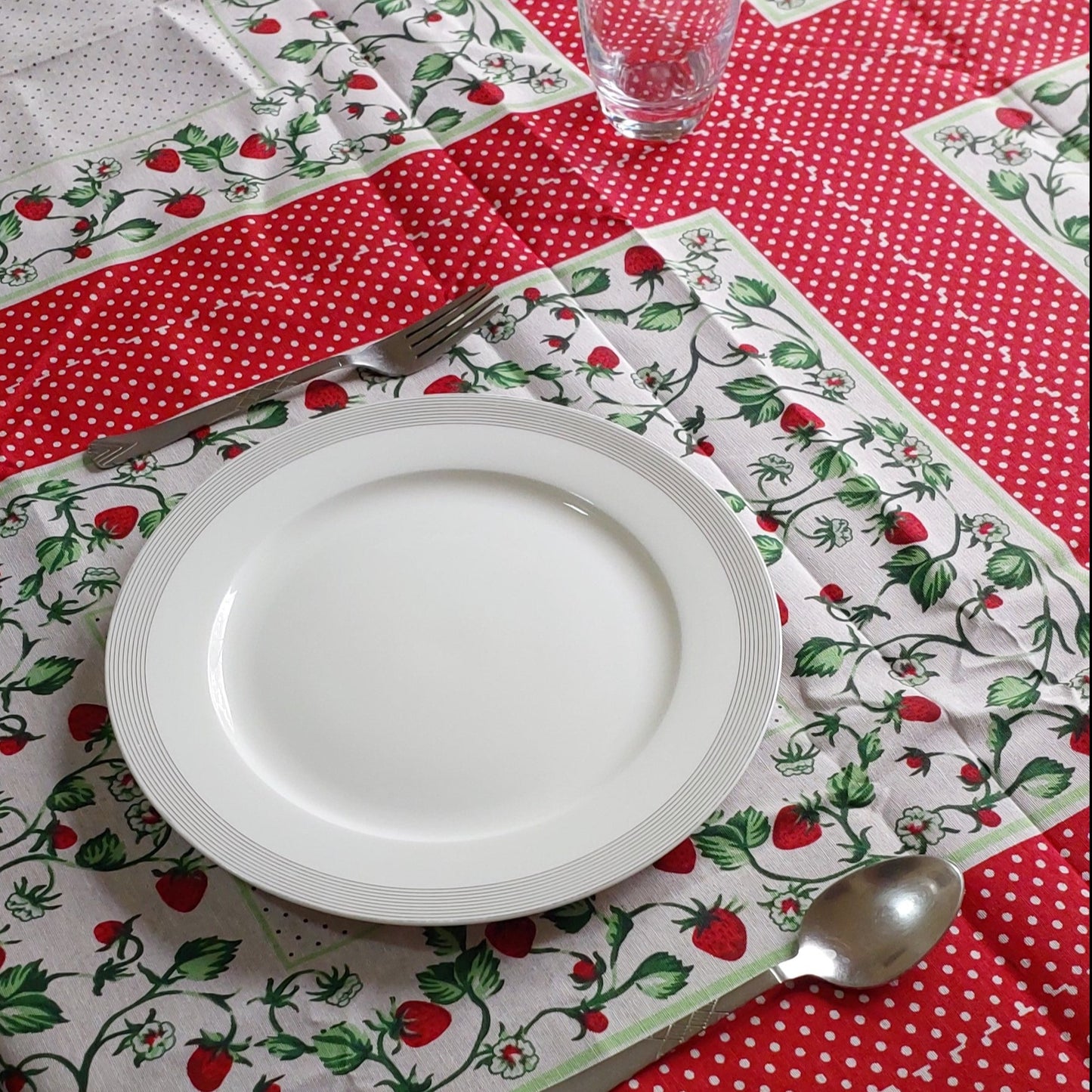 Polka Berry Table Cover